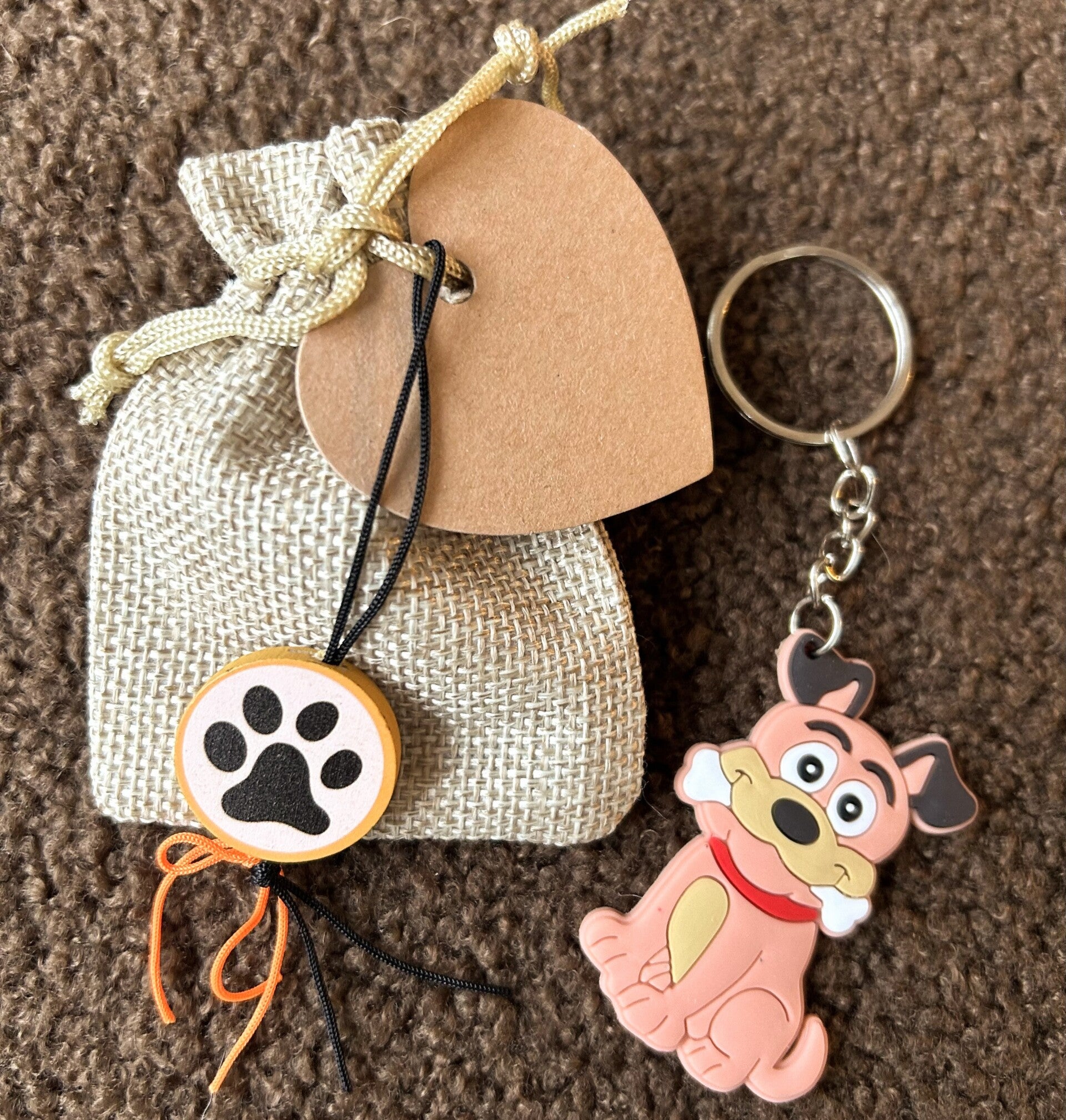 Jute zakje met gelukspoppetje hond, hartvormig kraft kaartje en sleutelhanger Funny Dog