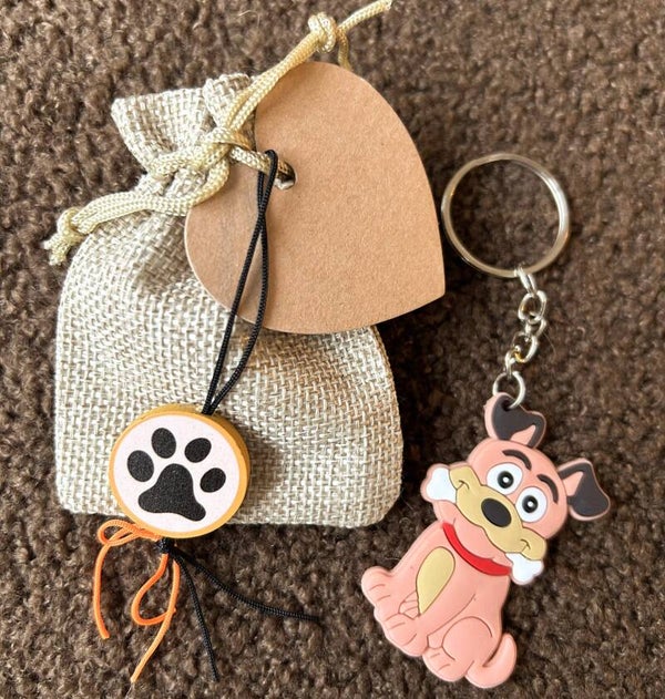 Jute zakje met gelukspoppetje hond, hartvormig kraft kaartje en sleutelhanger Funny Dog