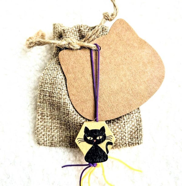 Jute zakje met of zonder vulling, kaartje poezenhoofdje en een houten gelukspoppetje Kat