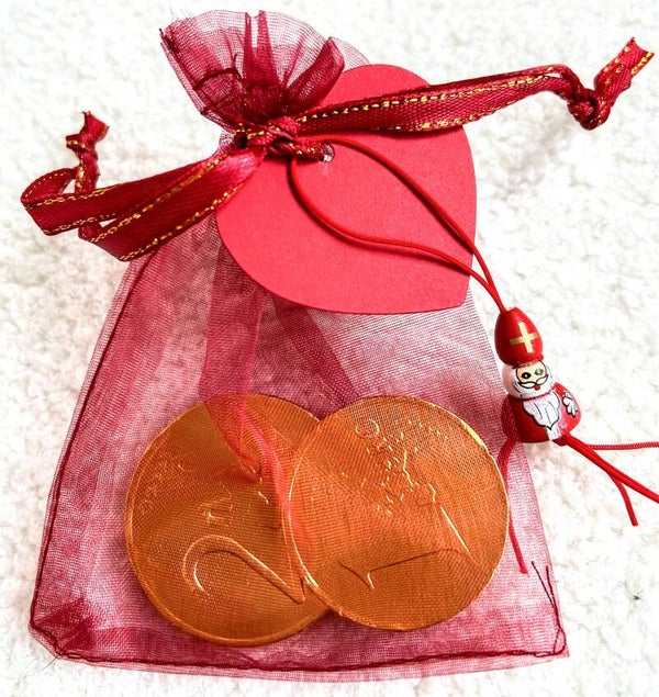 Schoencadeautje rood organza zakje met kaartje, 2 chocolade munten en Sinterklaas gelukspoppetje