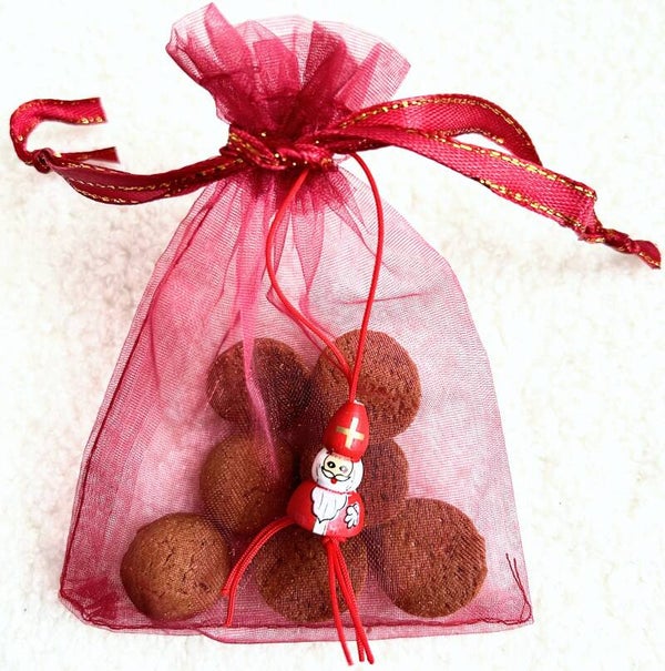5 Schoencadeautjes rood organza zakje met Sinterklaas gelukspoppetje en 7 pepernoten