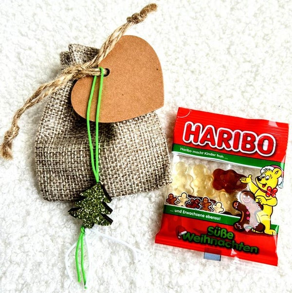 Jute giftbag met kerst snoepjes, groen gelukskerstboompje en kaartje