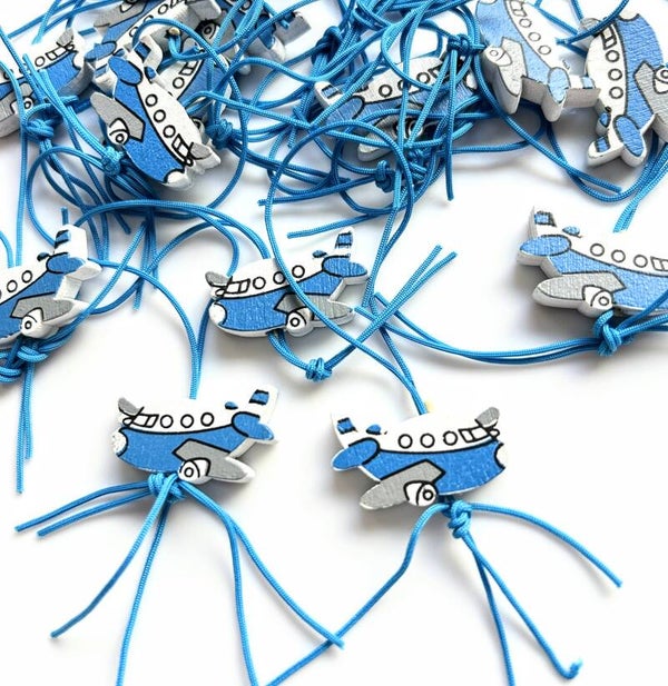 Gelukspoppetje in de vorm van een vliegtuig wit met blauw