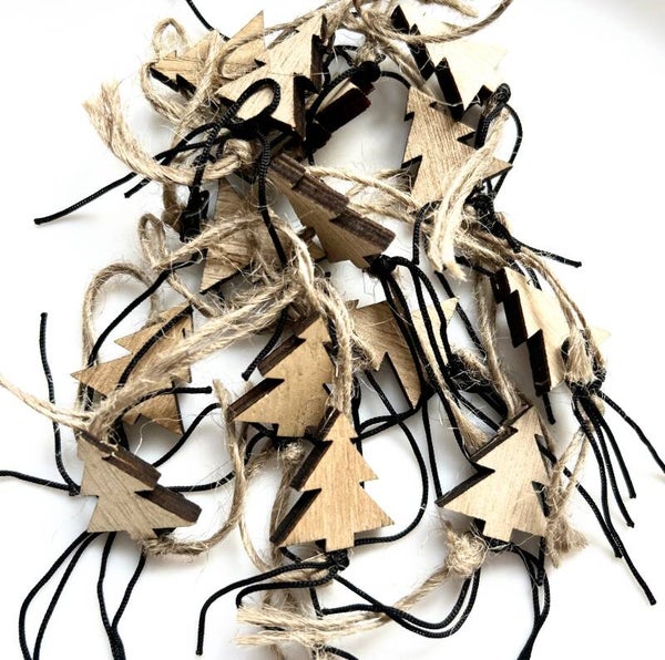 Gelukspoppetje in de vorm van een houten kerstboom natural