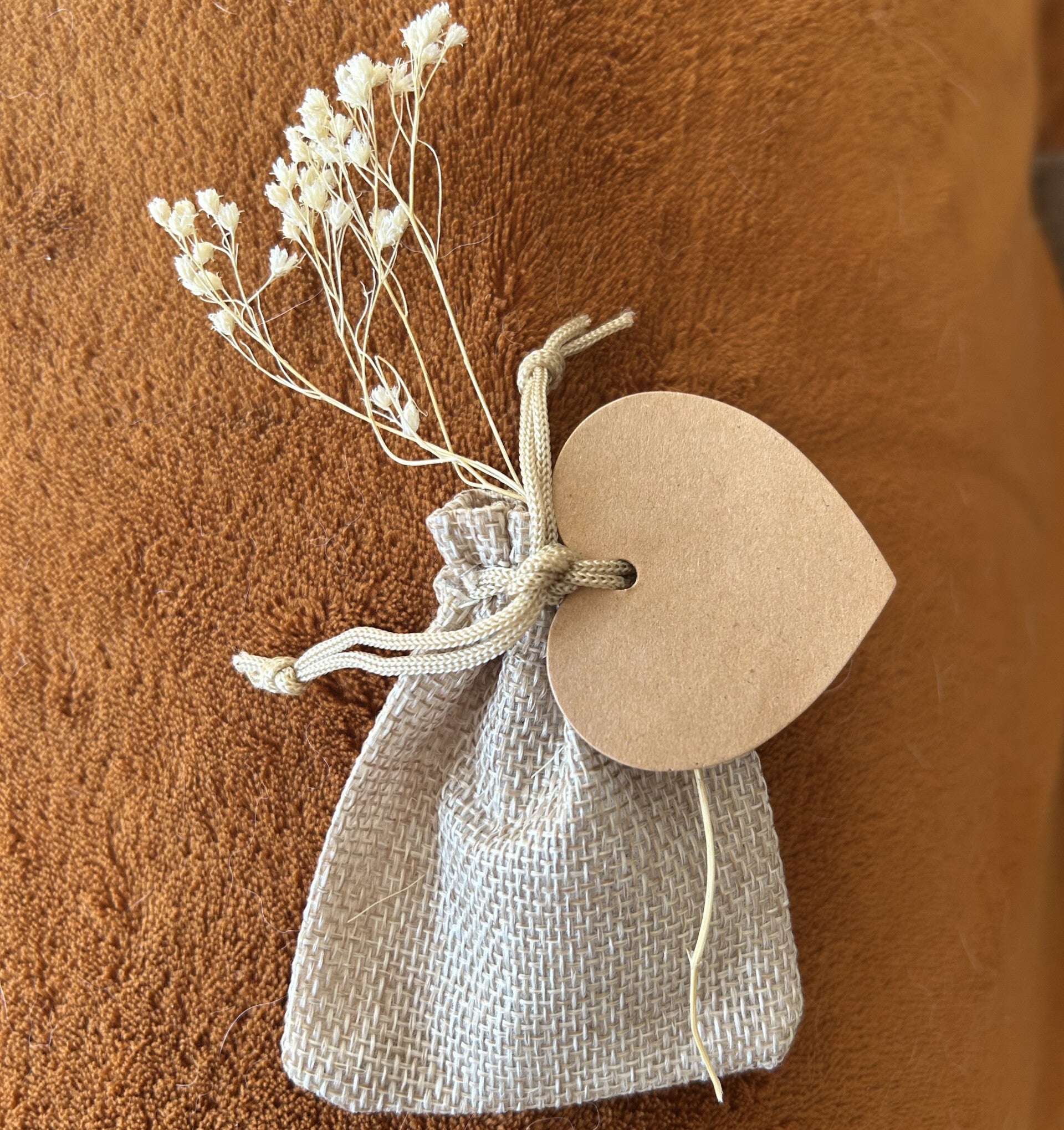 Jute giftbag met hart kraft kaartje, 10 mini hart pepermuntjes en droogbloem