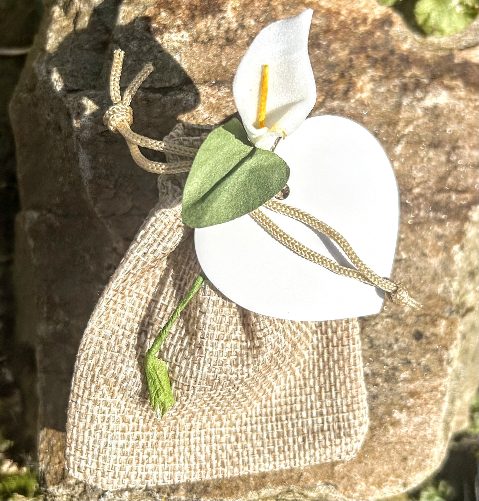 Jute giftbag met hart kraft kaartje, 10 mini hart pepermuntjes en calla lily