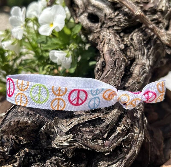 Elastische vredes armband/haarelastiek wit met regenboog kleuren