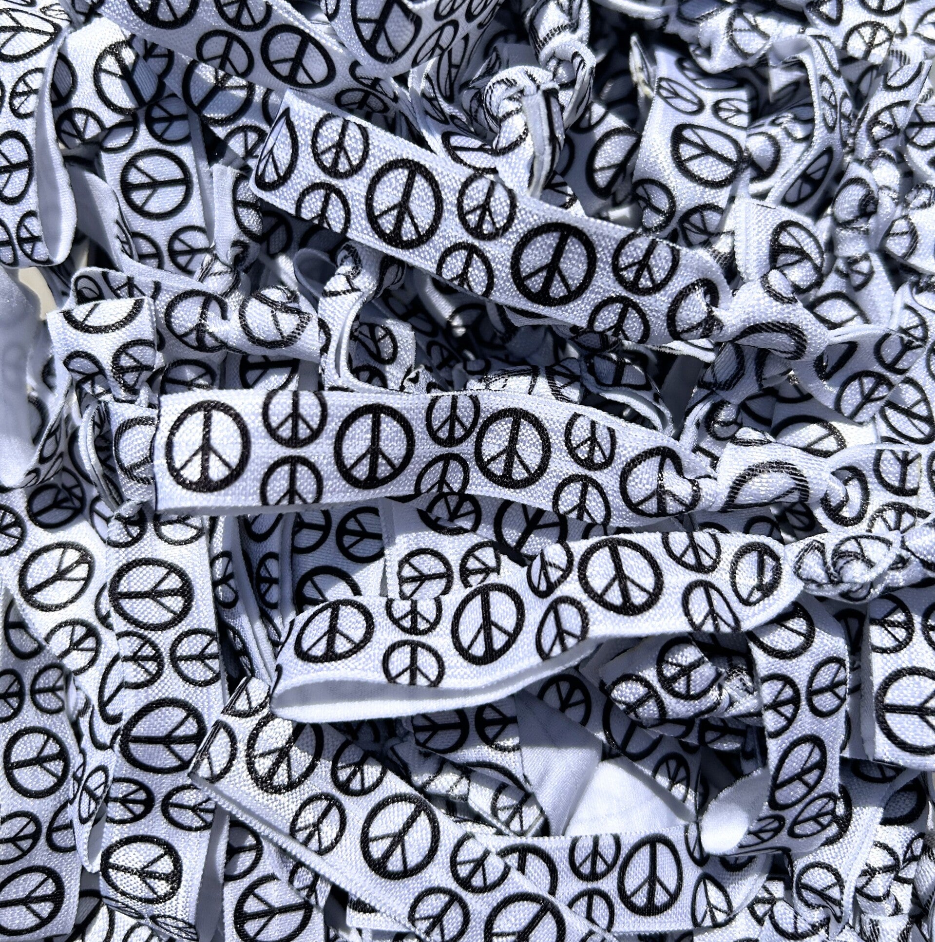 Elastische vredes armband/haarelastiek zwart/wit