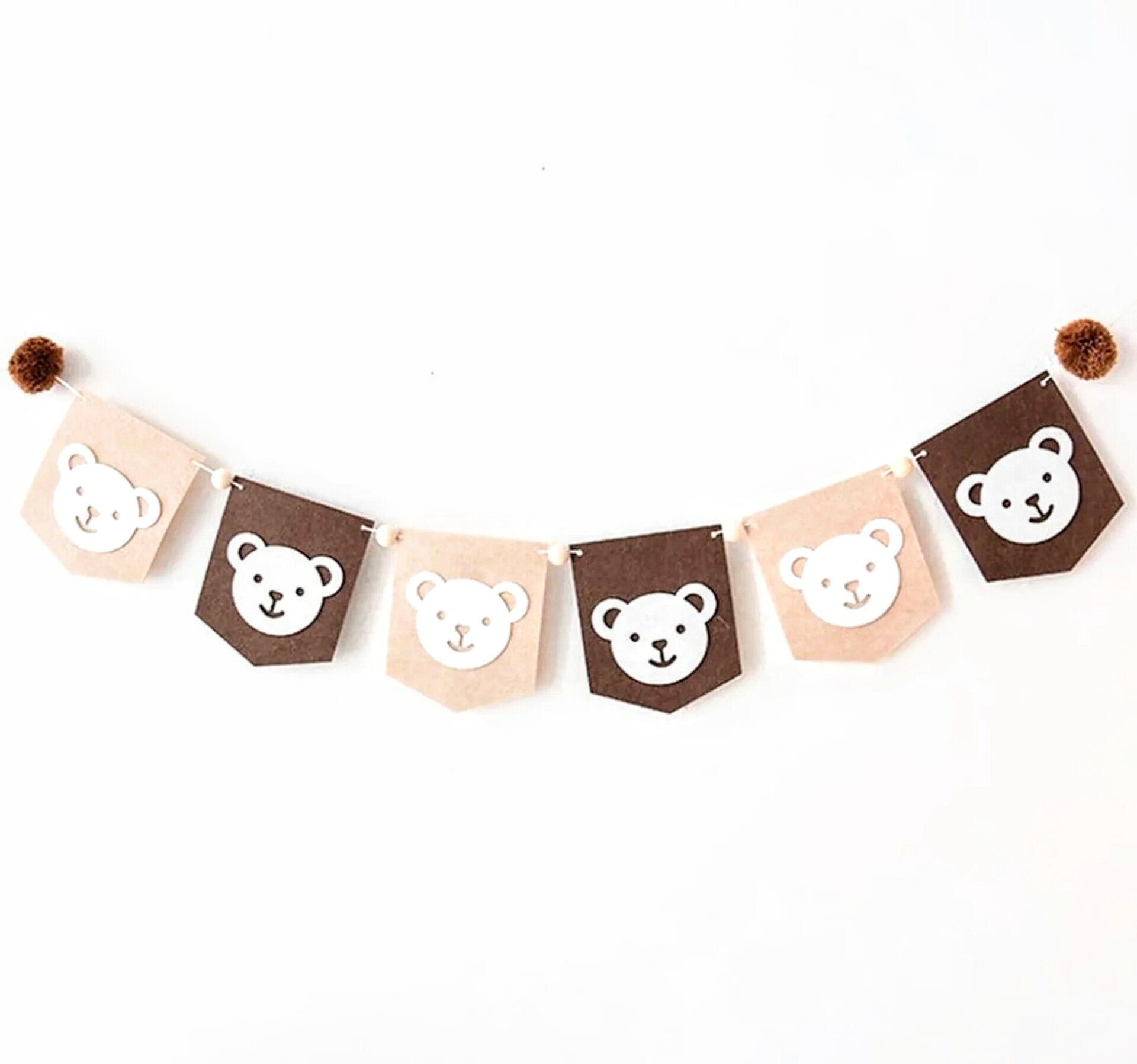 Beertjes slinger van vilt met beige en bruine vlaggen met beren hoofdjes, pompoms en houten kralen