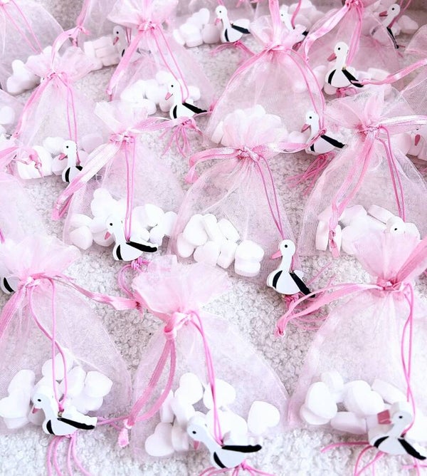 Bedankje Ooievaar roze en wit met hartvormige pepermuntjes