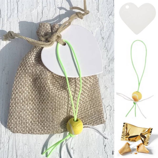 Jute giftbag met gelukspoppetje Tennisbal, fortune cookie in goud folie papier en hartvormig wit kaartje