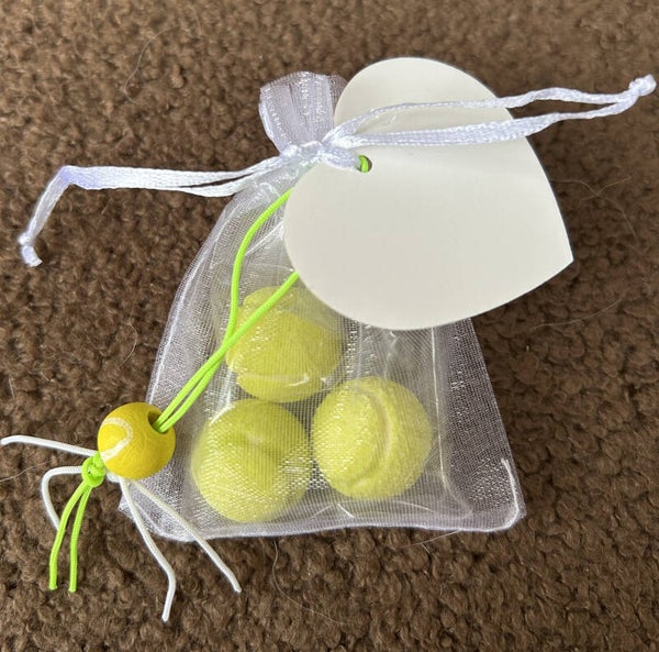 Bedankje/traktatie met 3 kauwgom tennis balletjes en gelukspoppetje