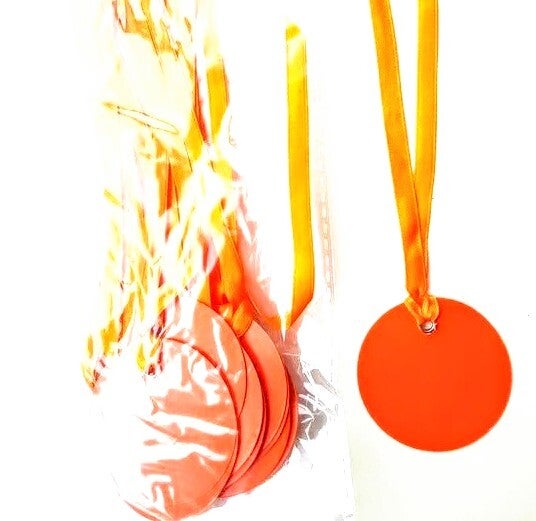 12 Ronde oranje kaartjes aan oranje satijn lint