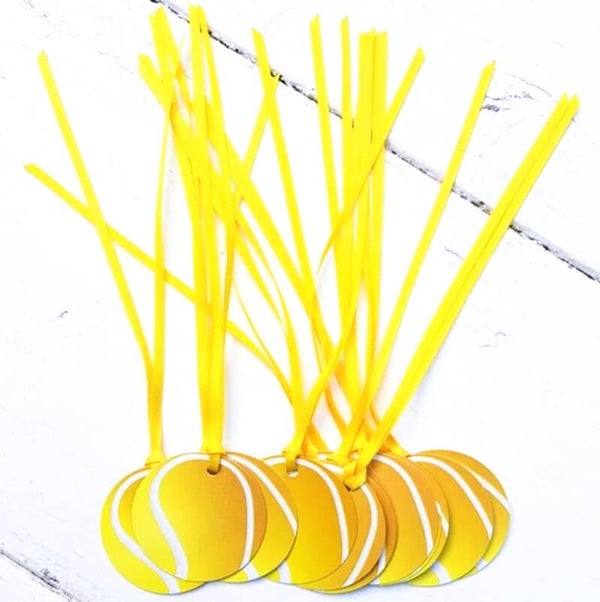 Pak met 12 kaartjes in de vorm van een tennisbal aan een lint