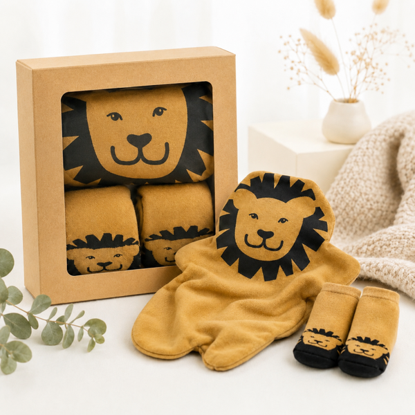 Cadeau set Leo de Leeuw met sokken voor mama en baby en bijpassende knuffeldoek