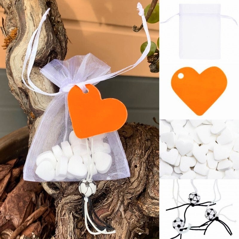 Organza zakje wit met gelukspoppetje, 15 hartvormige mini pepermuntjes, oranje kaartje en gelukspoppetje voetbal