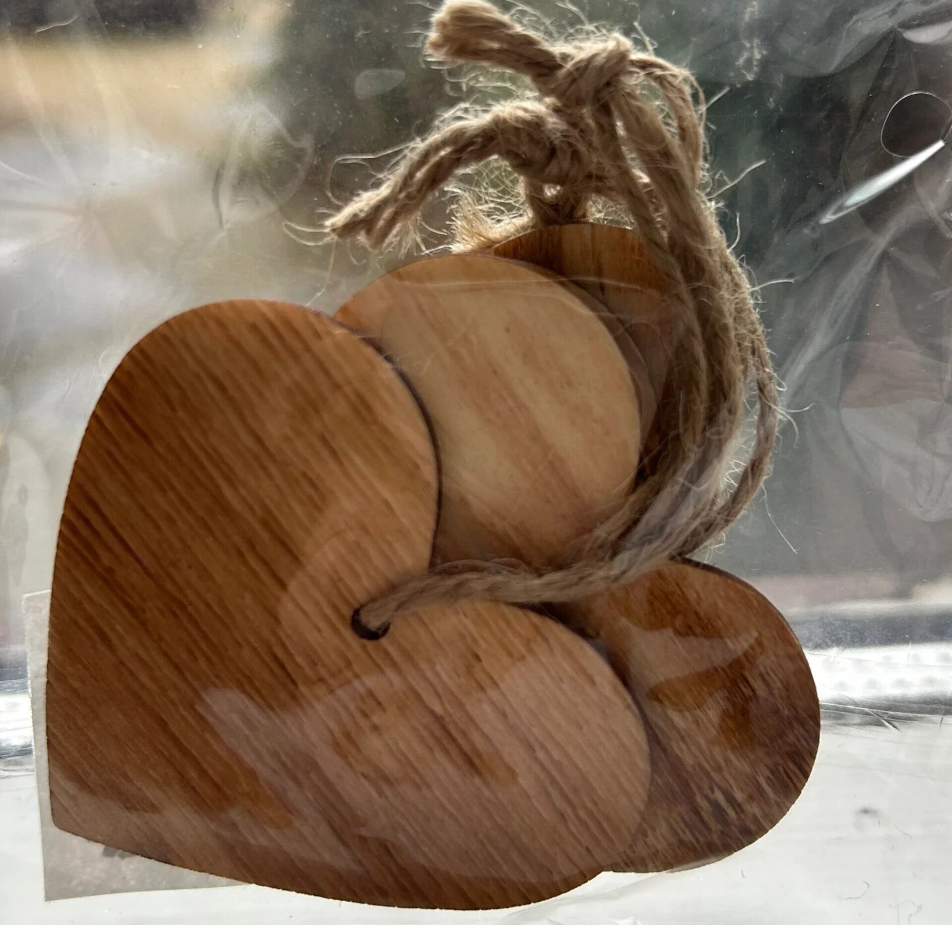 4 houten hartjes aan jute touw