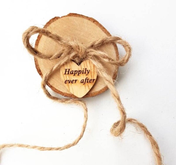 Alternatief ringenschaaltje boomstam met houten hartje Happily Ever After
