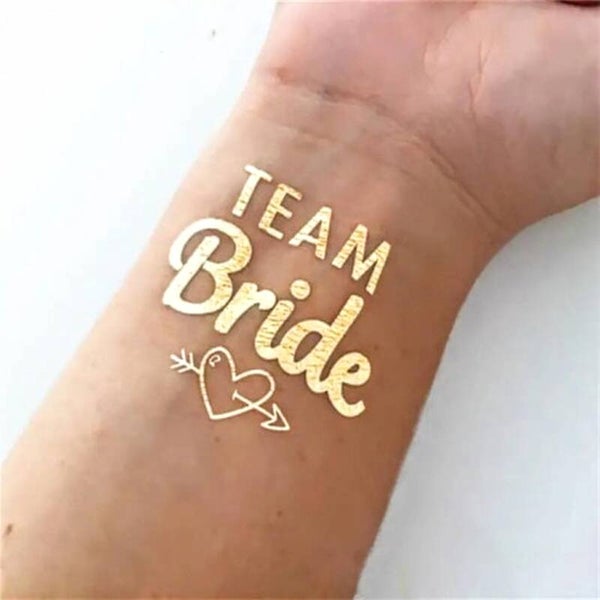 Goudkleurige tatoeage Team Bride Tribe