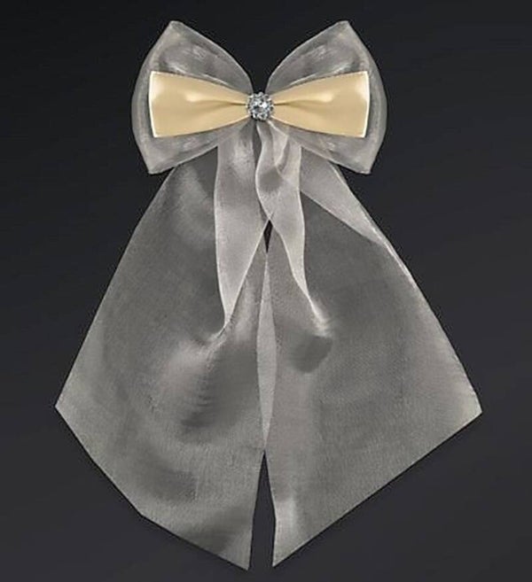 2 grote ivoorkleurige strikken gemaakt van organza en satijn