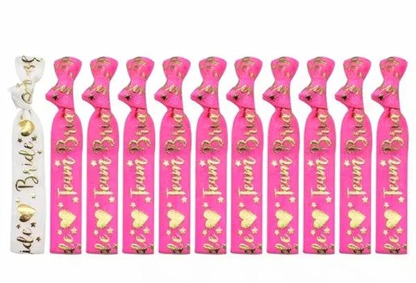 11-delige elastische armbanden set Bride wit en Bride Tribe fel roze met hartjes