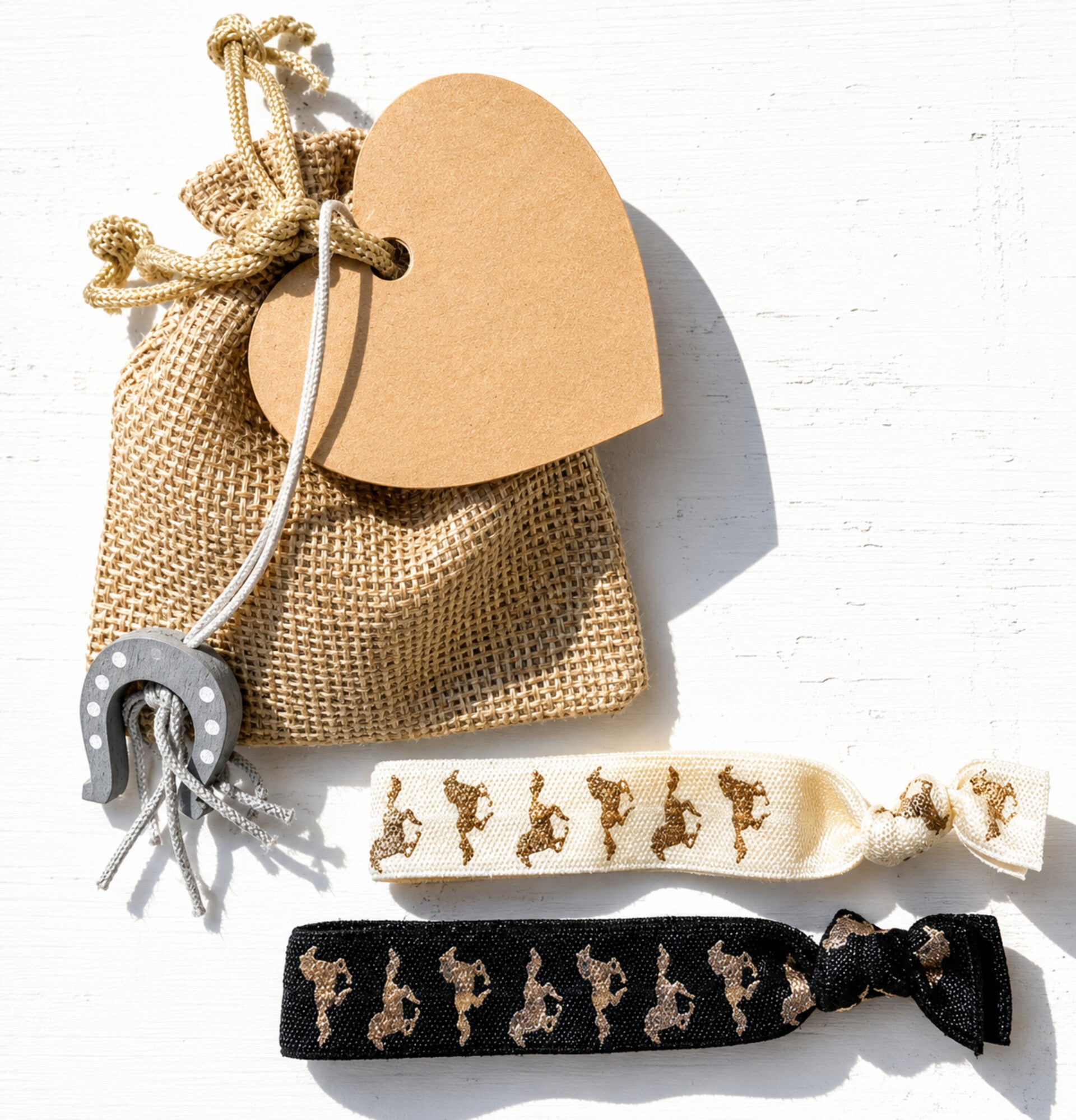 Jute giftbag met hoefijzer gelukspoppetje, 2 elastische armband/haarelastieken Unicorn en kaartje