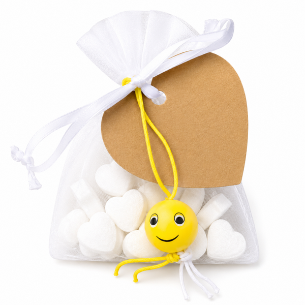 Organza giftbag wit met 15 hartvormige mini pepermuntjes, houten gelukspoppetje Smiley en hartvormig kraft kaartje