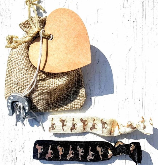Jute giftbag met hoefijzer gelukspoppetje, 2 elastische armband/haarelastieken Unicorn en kaartje
