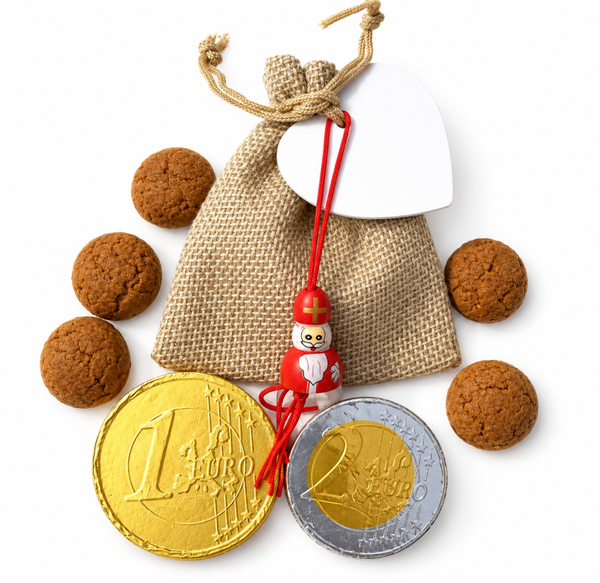 Jute zakje met kaartje, pepernoten, chocolade munten en houten gelukspoppetje Sinterklaas