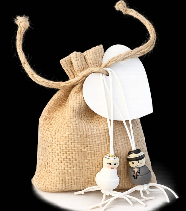 Jute giftbag met bruidspaar gelukspoppetjes, 10 mini hart pepermuntjes en hart kraft kaartje