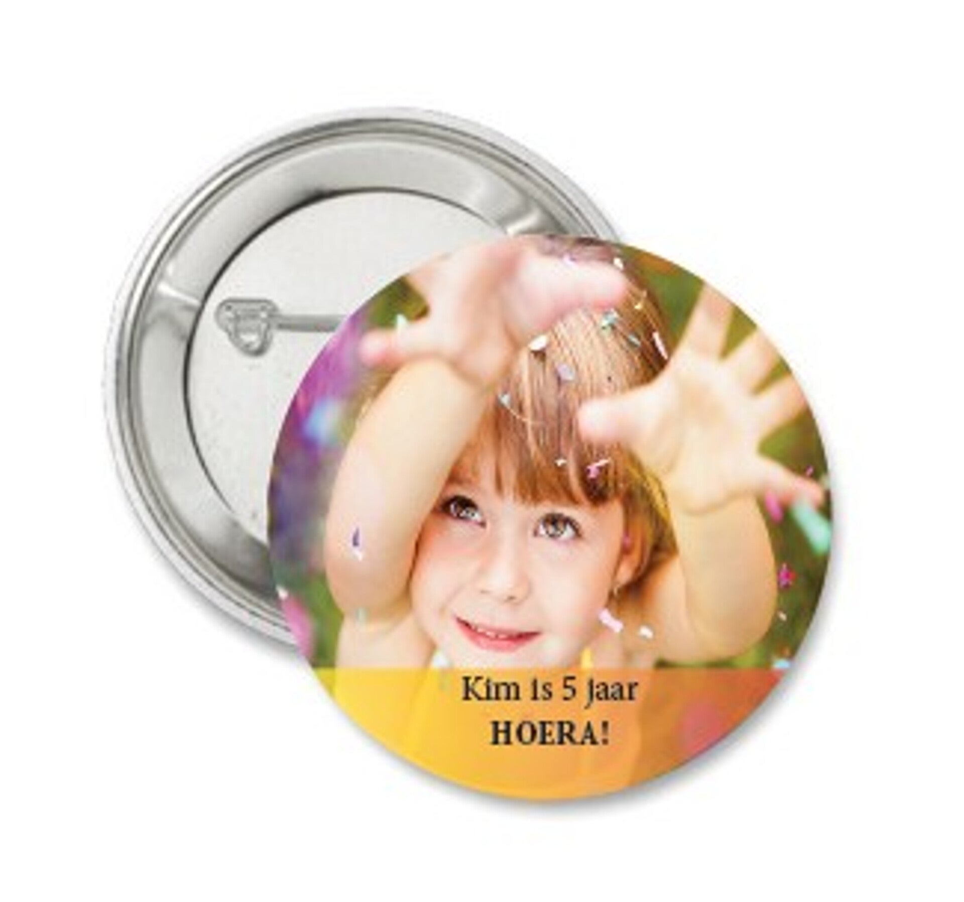 Button of (kleding)magneet met eigen foto en transparante oker gele tekst balk
