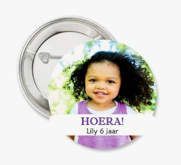 Button of (kleding)magneet met eigen foto en witte tekst balk