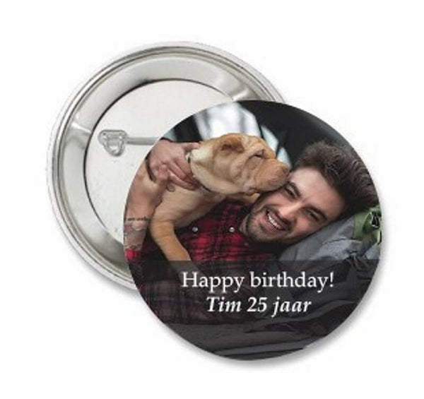 Button of (kleding)magneet met eigen foto en transparante zwarte tekst balk