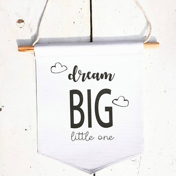 Canvas decoratie aan houten stok met touw en de tekst Dream Big Little One