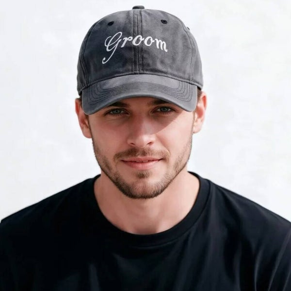 Groom cap antraciet met witte geborduurde letters