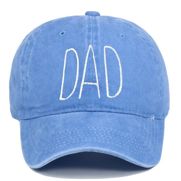 Cap Dad licht blauw met geborduurde smalle letters