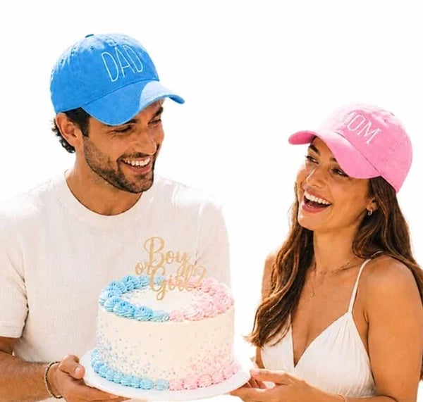 Set met 1 cap Mom licht roze en en 1 cap Dad licht blauw