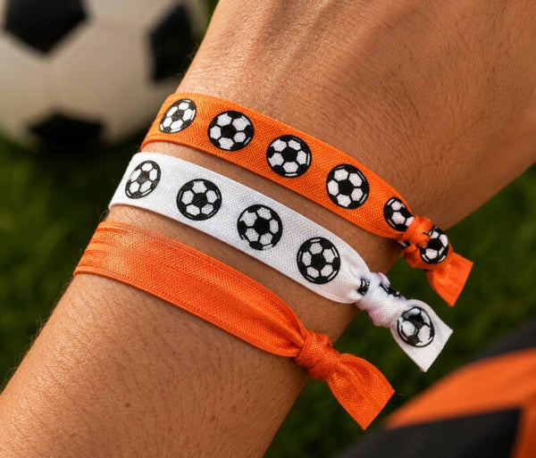 Voetbal/oranje armbanden of haarelastieken 3 stuks