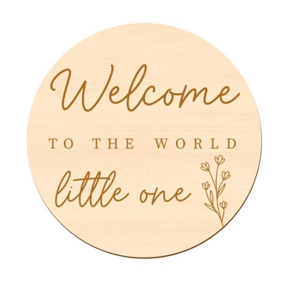 Houten cirkel met de tekst Welcome to the World Little One