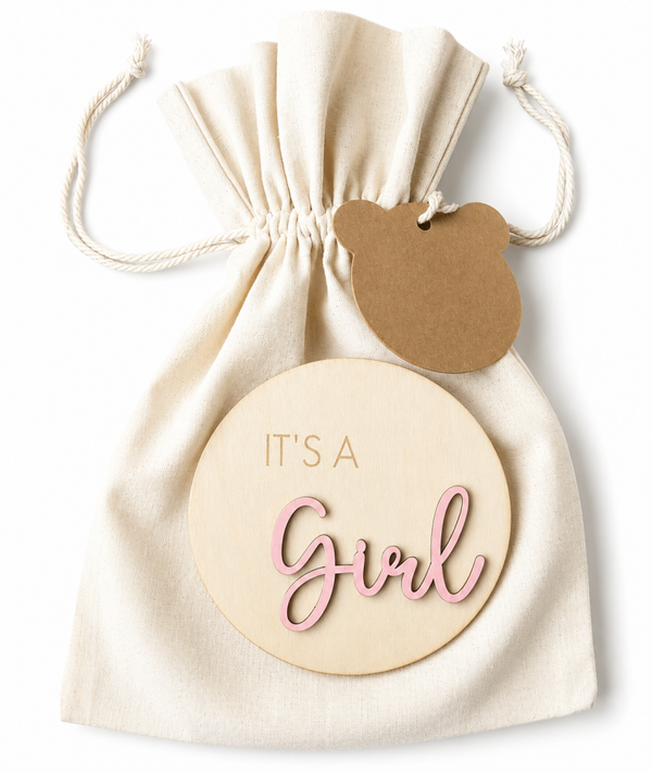 Gender Reveal aankondigingszakje met houten cirkel It's a Girl en berenkaartje
