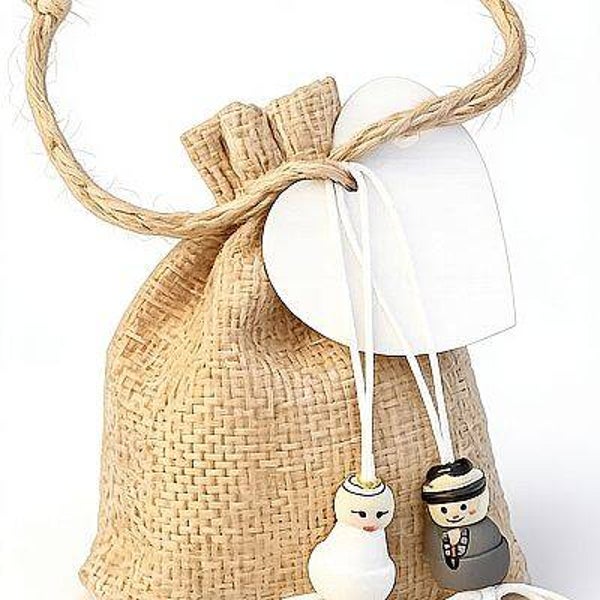Jute giftbag met bruidspaar gelukspoppetjes, 10 mini hart pepermuntjes en hart kaartje