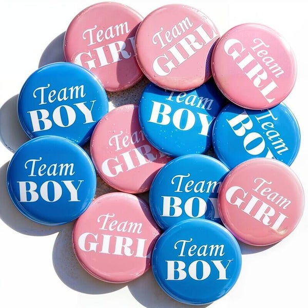 Set met 12 genderreveal buttons Team Boy blauw en Team Girl roze met witte tekst