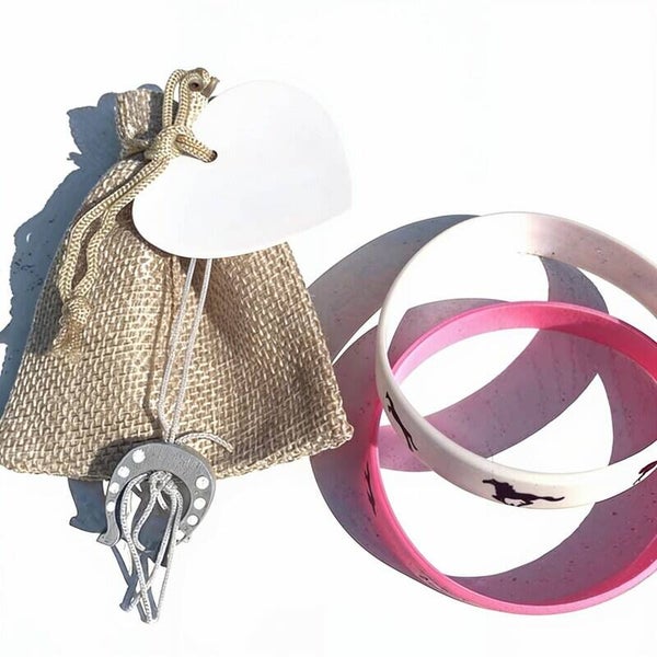 Jute giftbag met hoefijzer gelukspoppetje, rubberen armband roze of wit en hartvormig kraft kaartje