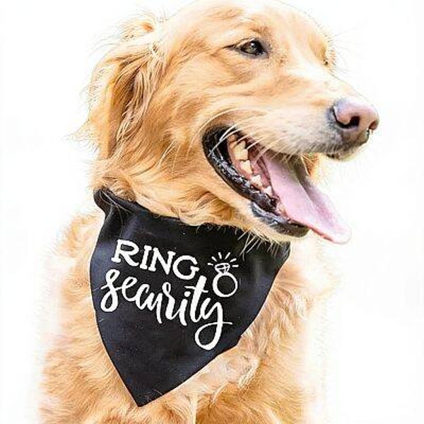 Honden bandana zwart met in wit de tekst Ring Security met trouwring