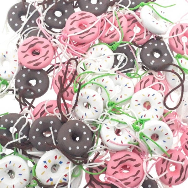 3 Gelukspoppetjes in de vorm van een donut bruin, wit en roze