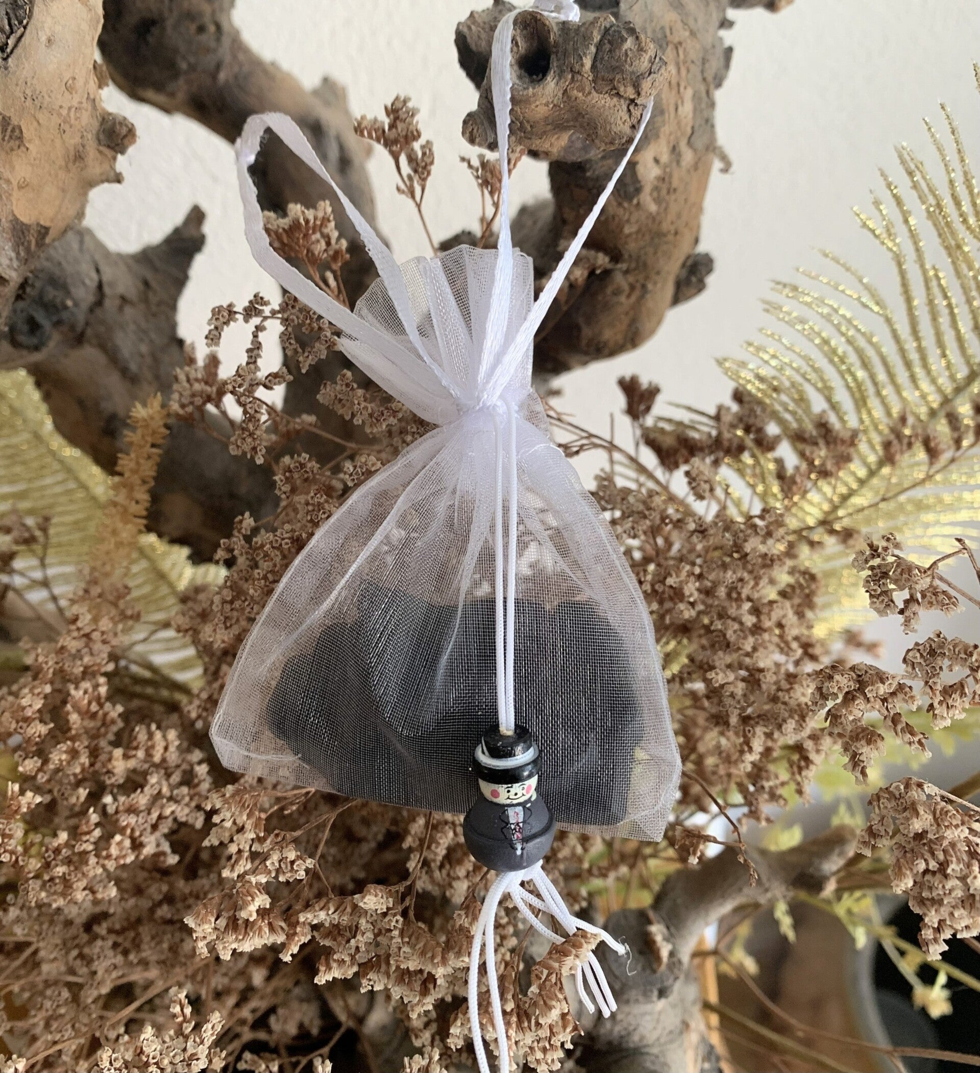 Organza zakje wit met gelukspoppetje bruidegom en 5 dropjes erin