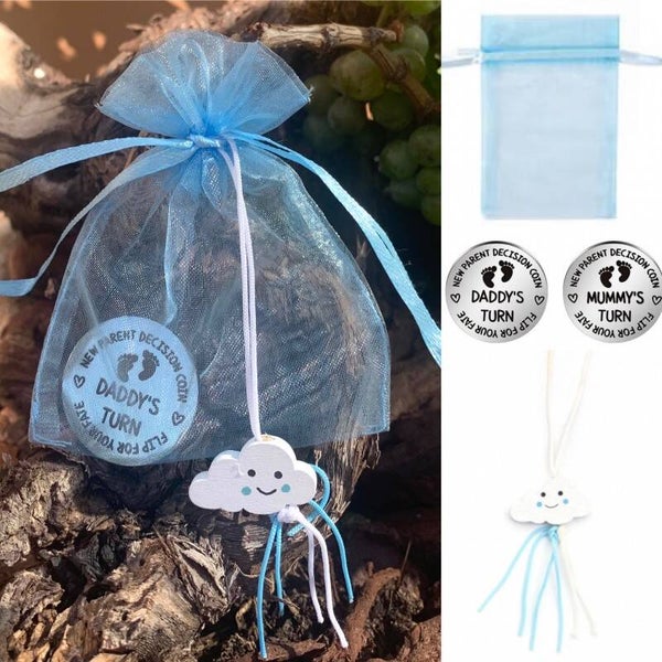 Newborn baby gift Decision Coin in blauw organza zakje met gelukspoppetje wolk blauw
