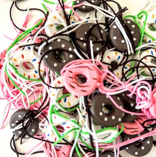 3 Gelukspoppetjes in de vorm van een donut in bruin wit en roze