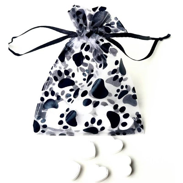 Organza zakje wit met zwarte honden pootjes en 15 mini pepermuntjes