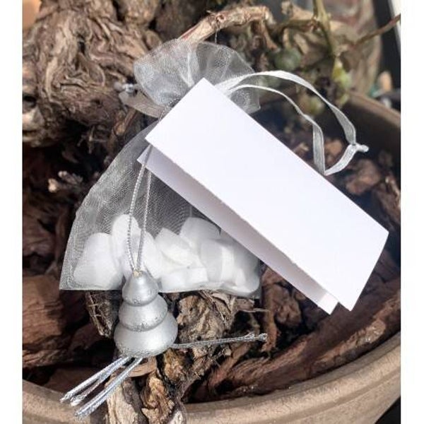 Organza zakje zilver met gelukspoppetje kerstboom zilver, wit kaartje en 15 hartvormige mini pepermuntjes